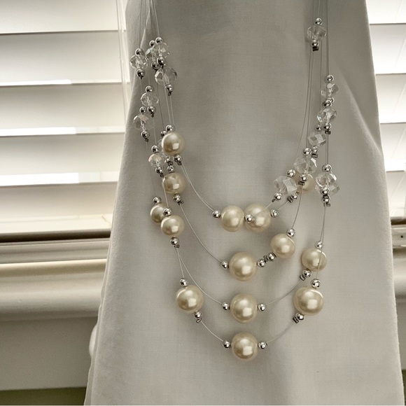 FLOATING FAUX  PEARLS NECKLACE IN MUILTI LAYERS - Picture 5 of 9